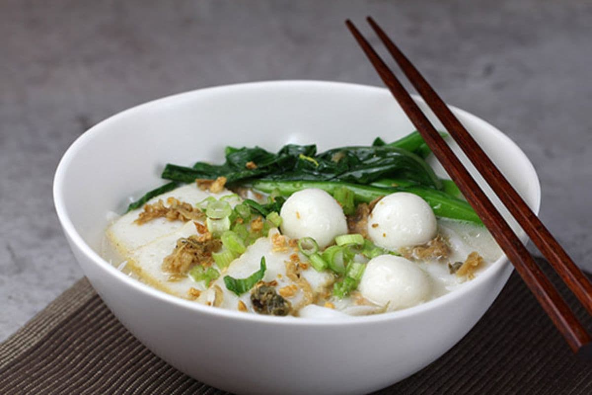 D01. Chiu Chow-Style Fish Balls with Flat Noodle Soup