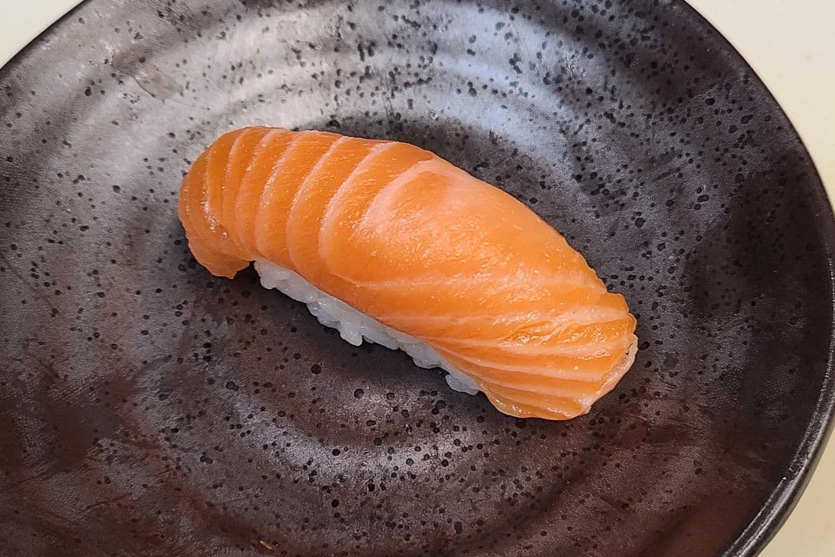 2. Nigiri Au Saumon (Sake) / Salmon (Sake) Nigiri