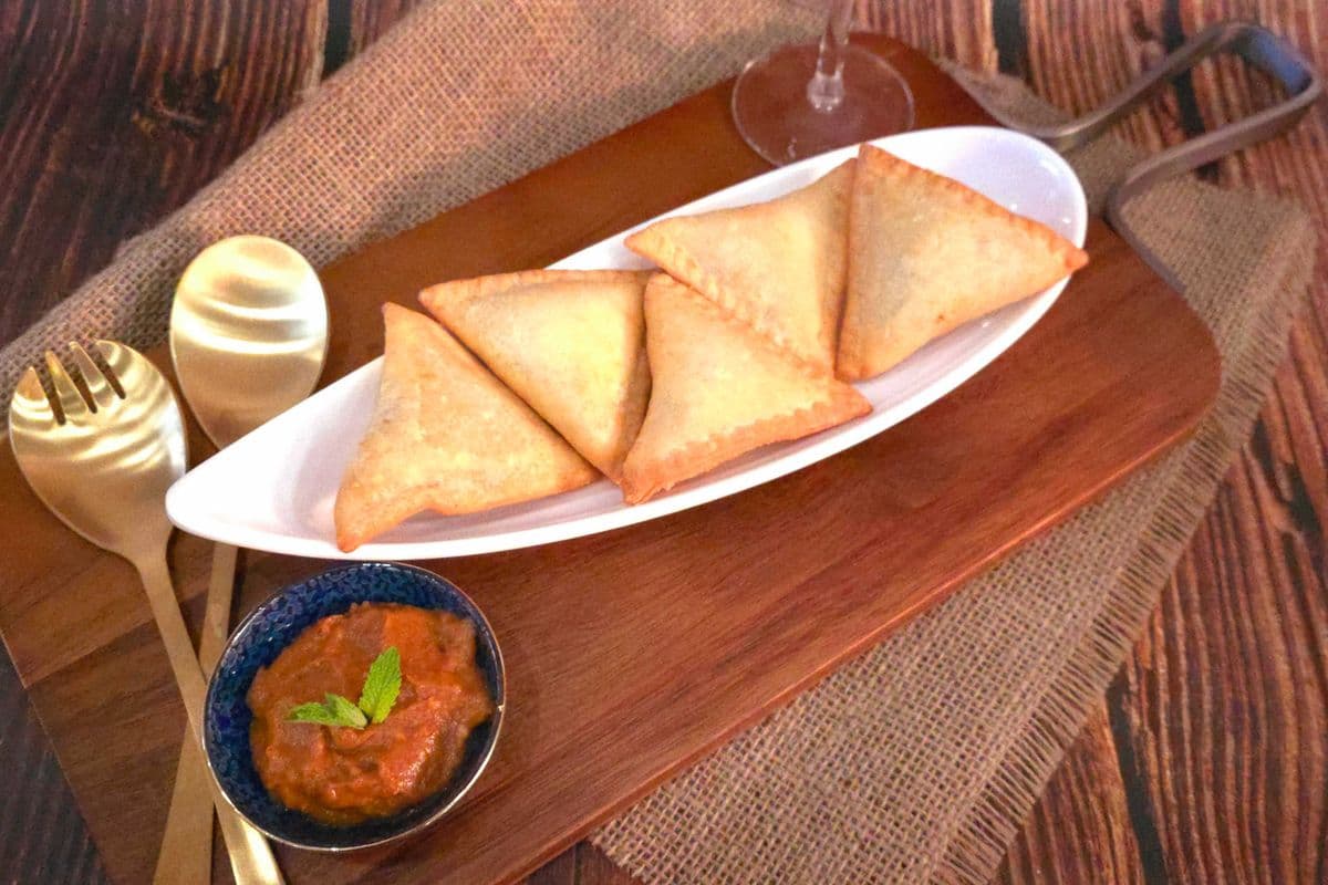 Veg Samosa with Chutney (5pcs)