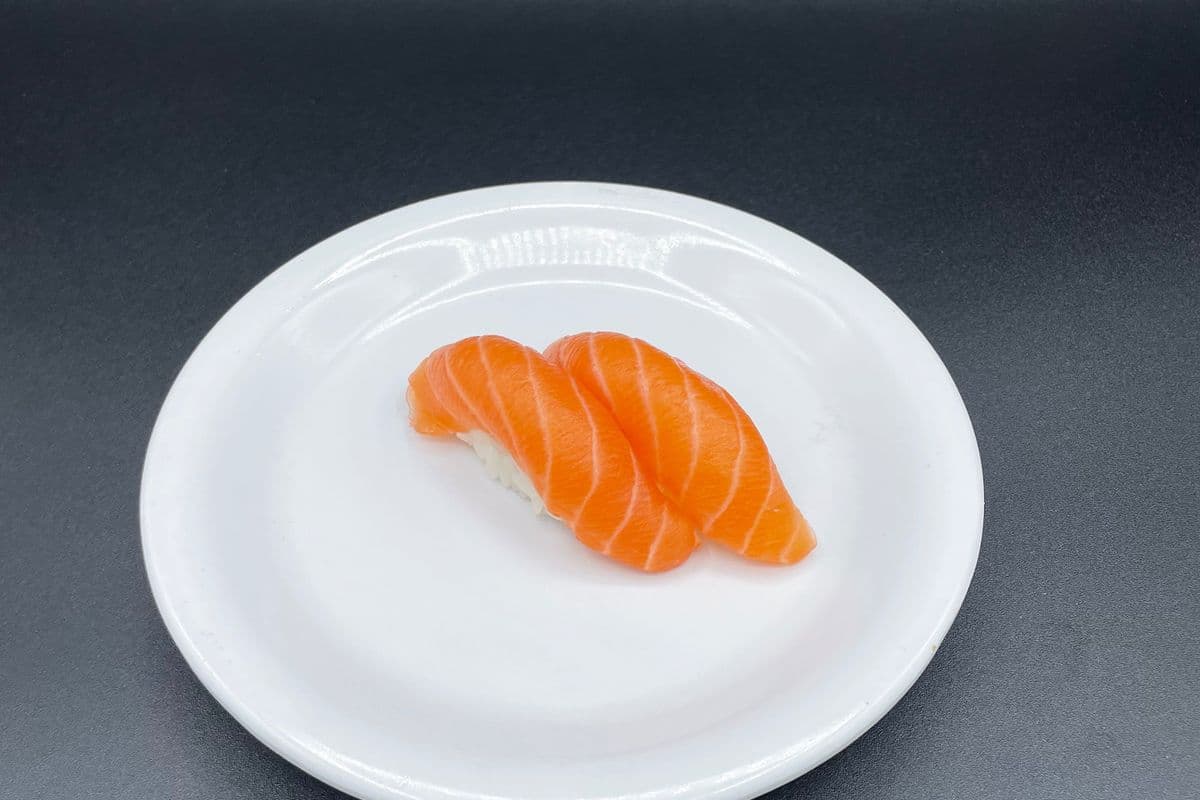 301. Salmon (Sake) Sushi (2 pcs)