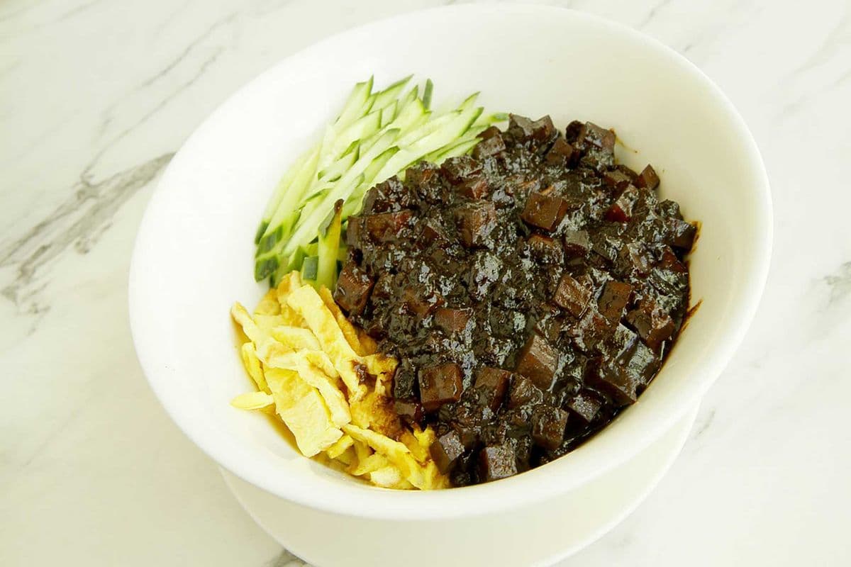 Noodles with Home-Made Meat Sauce 炸醬麵