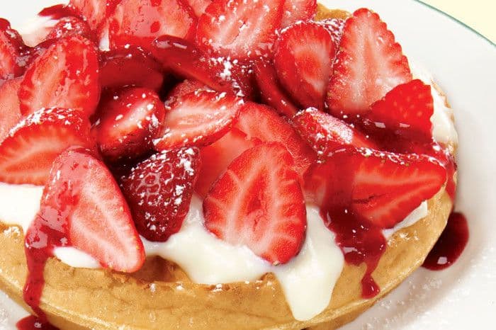 Waffle with strawberries (780 Cals.)