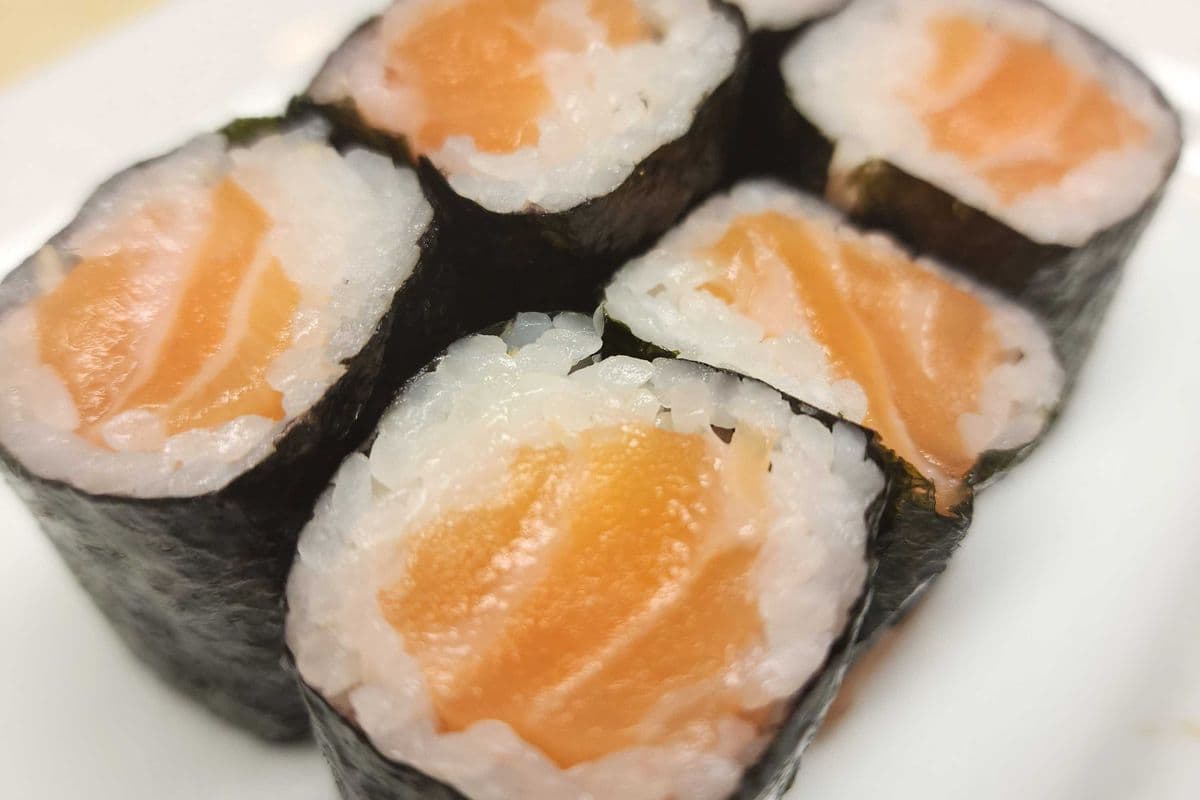 Salmon Roll (6 pcs)