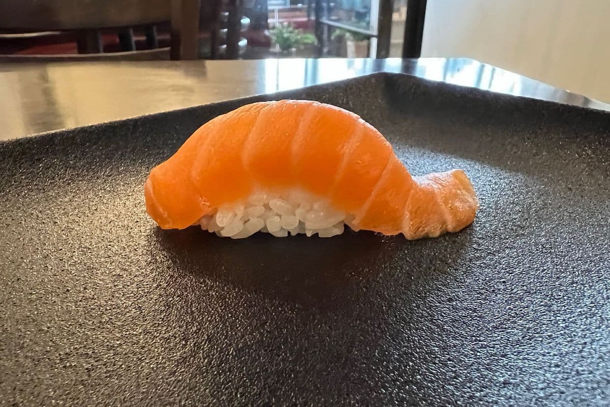 Salmon Nigiri (1 pc)