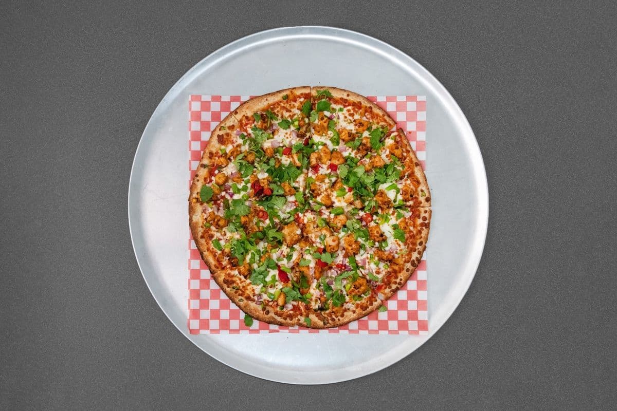 Butter Chicken Speciality Pizza w/ one free creamy garlic dip