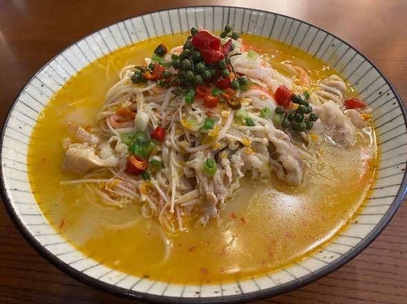 Spicy-and-Sour Rice Noodle Soup with Beef and Enoki Mushroom (酸汤肥牛米线)