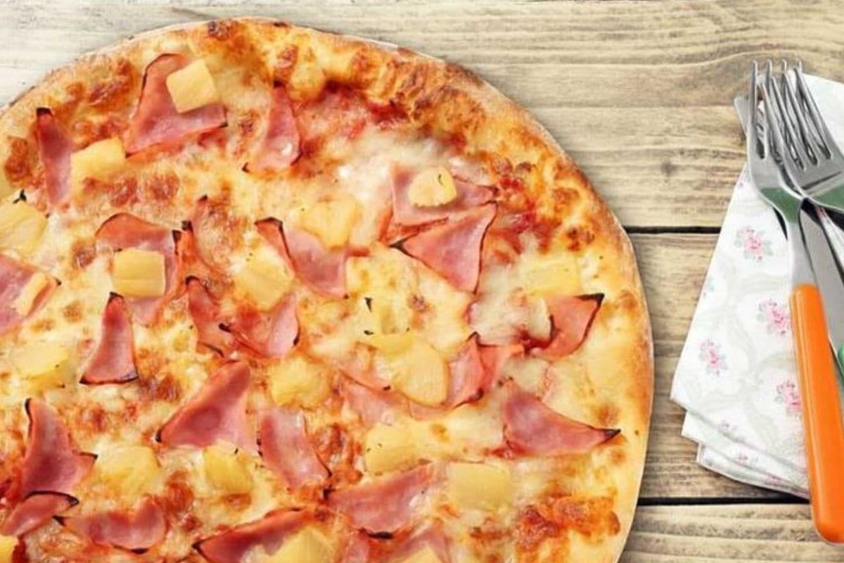 13.Extra-Large Ham and Pineapple Pizza
