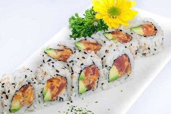 Spicy Salmon Tuna and Avocado Maki (6 pcs)