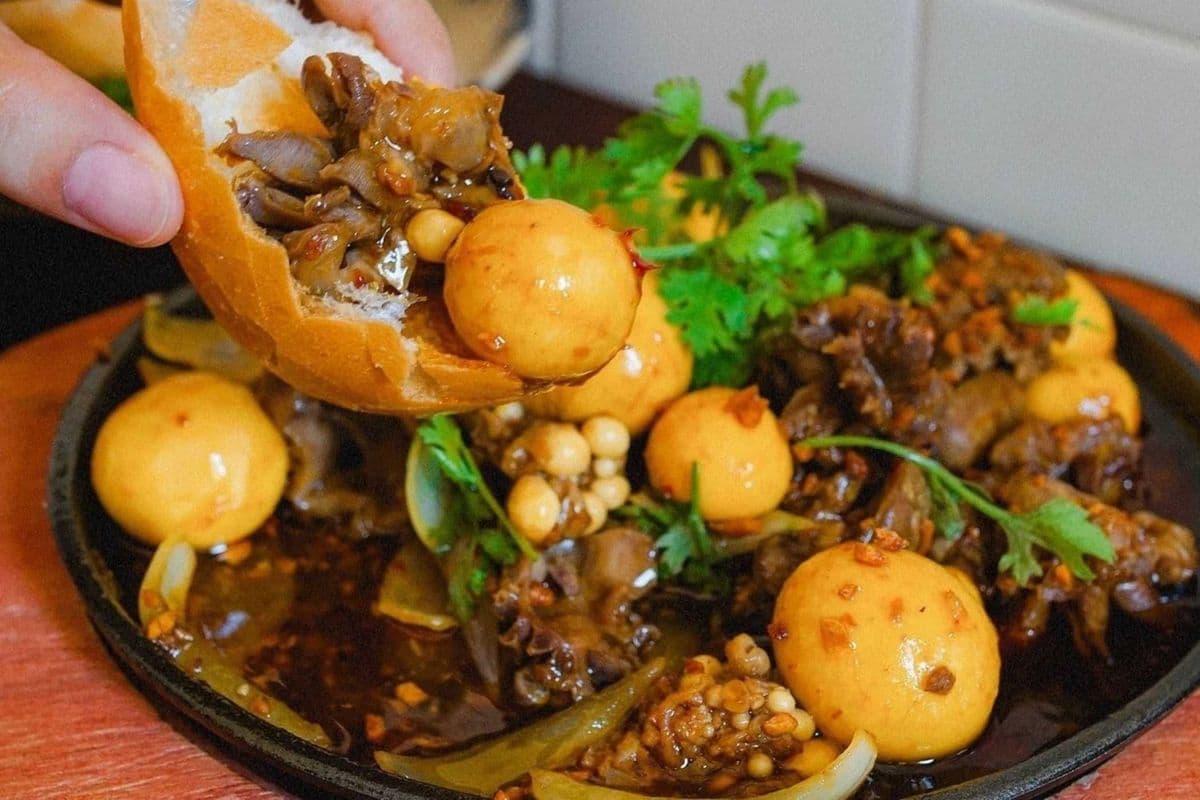 Stired Chicken Giblets With Young Egg Yolks (Lòng gà trứng non cháy tỏi)