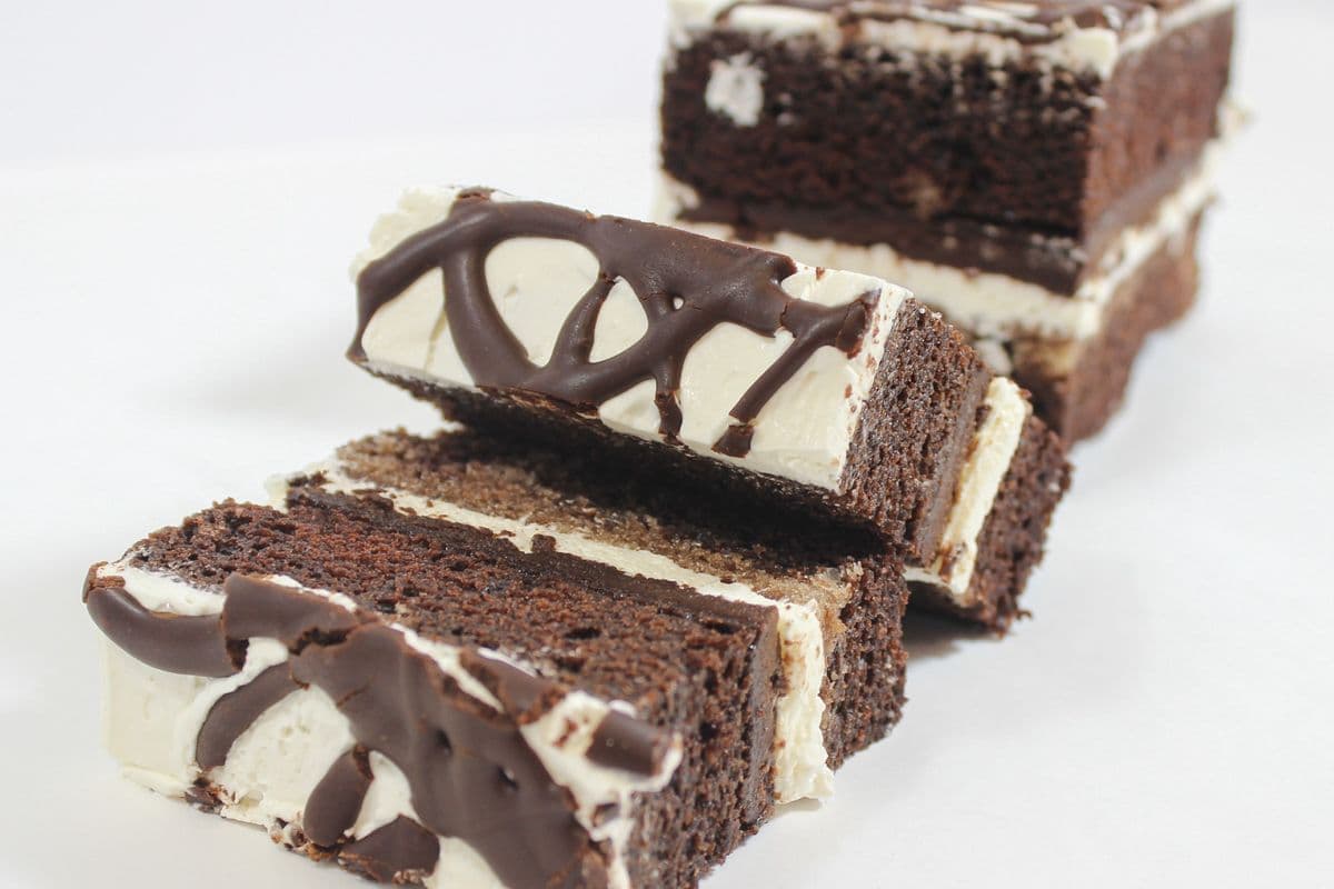 Chocolate Vanilla Layer Cake (6 Servings)
