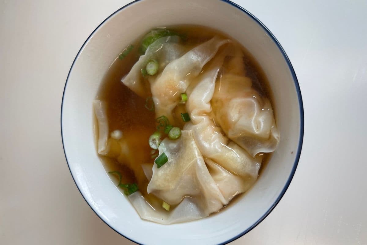 12 - Shrimp Wonton Soup (No Noodles) 蝦雲吞湯
