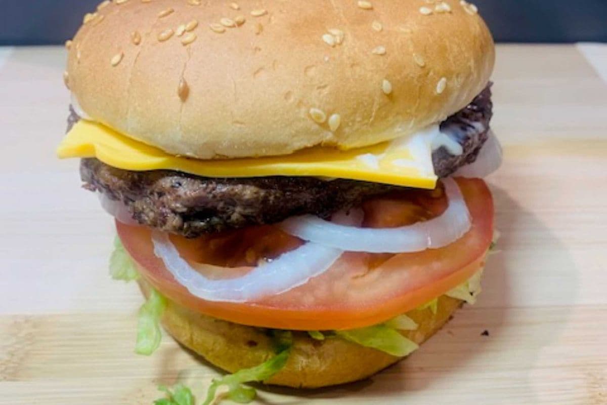 Traditionnel cheeseburger 6 oz / Traditional Cheeseburger 6 oz