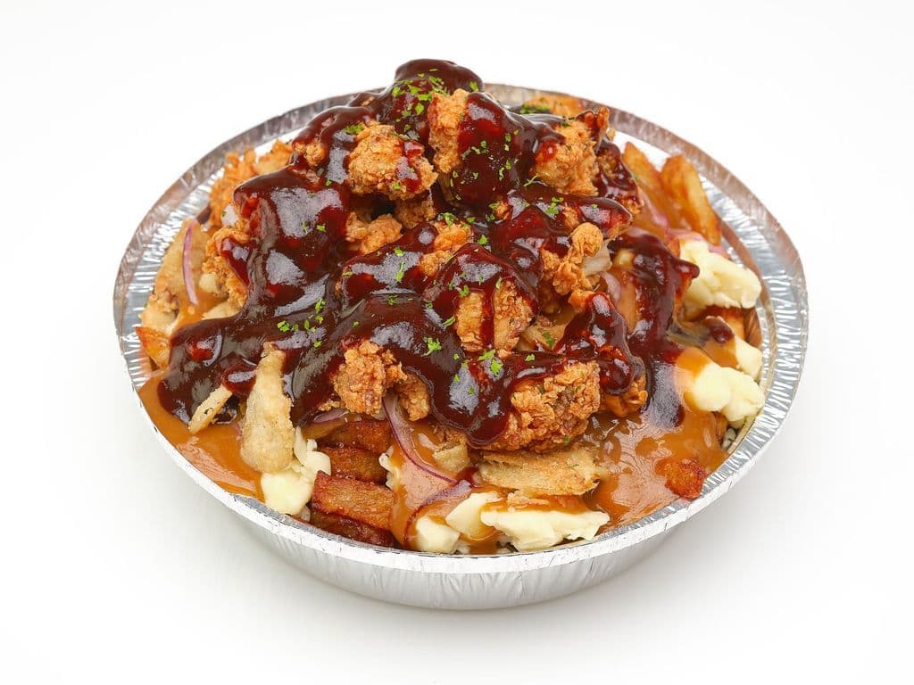 POUTINE BBQ, OIGNONS ET POULET