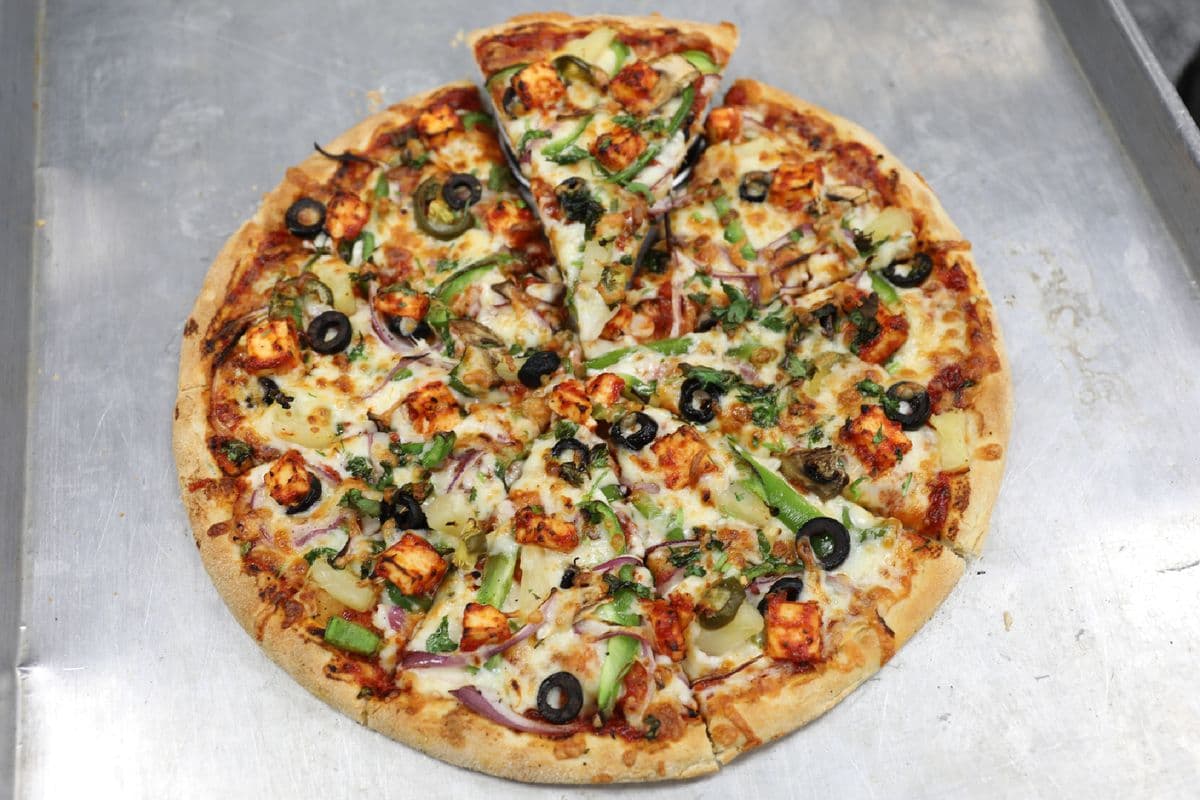 14" Large Garlic Chilli Paneer Pizza