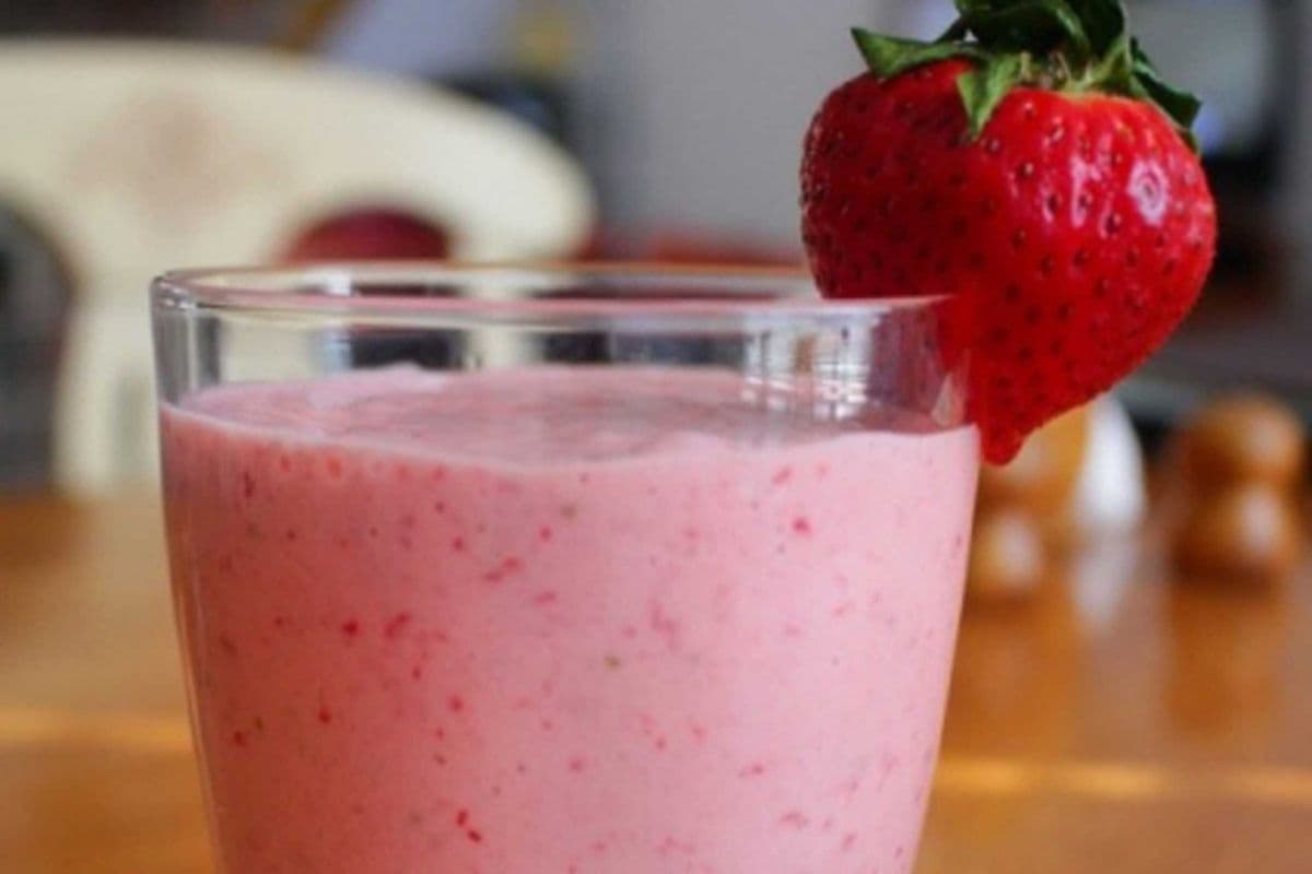 Fresh Strawberry and Banana Smoothie (16 oz)