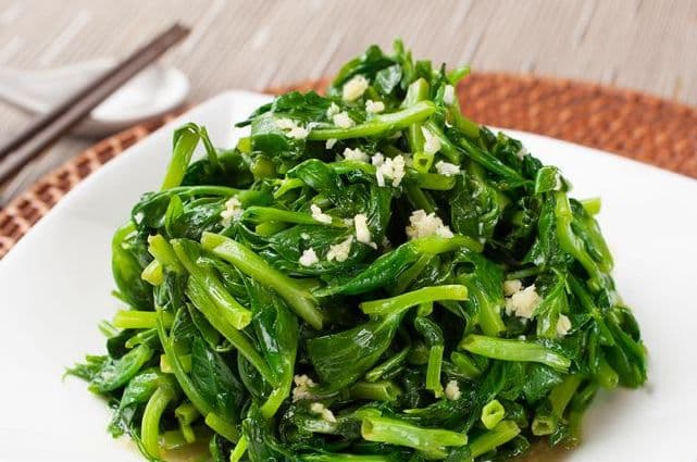 Sautéed Pea Leaves in Garlic Sauce / 蒜蓉豆苗 (例)