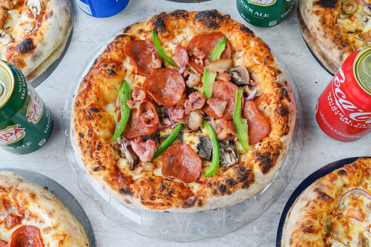 2 Pizzas moyennes de luxe / 2 Medium Deluxe Pizzas