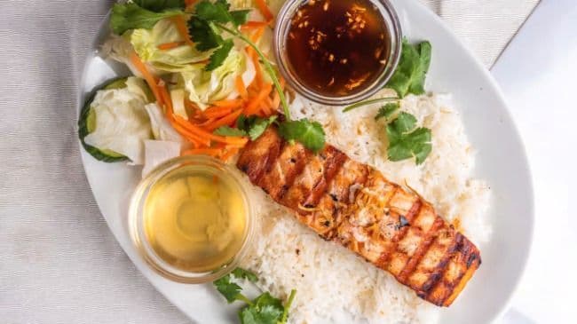 Filet de saumon grillé sauce piquante / Grilled Salmon Fillet Spicy Sauce