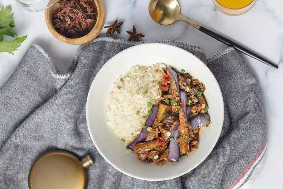 6. Stir Fried Eggplant with Ground Pork Rice Bowl (肉末茄子盖码饭)