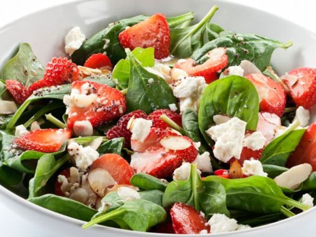 SALADE AUX FRAISES ET AU FROMAGE DE CHÈVRE / STRAWBERRY & GOAT CHEESE SALAD