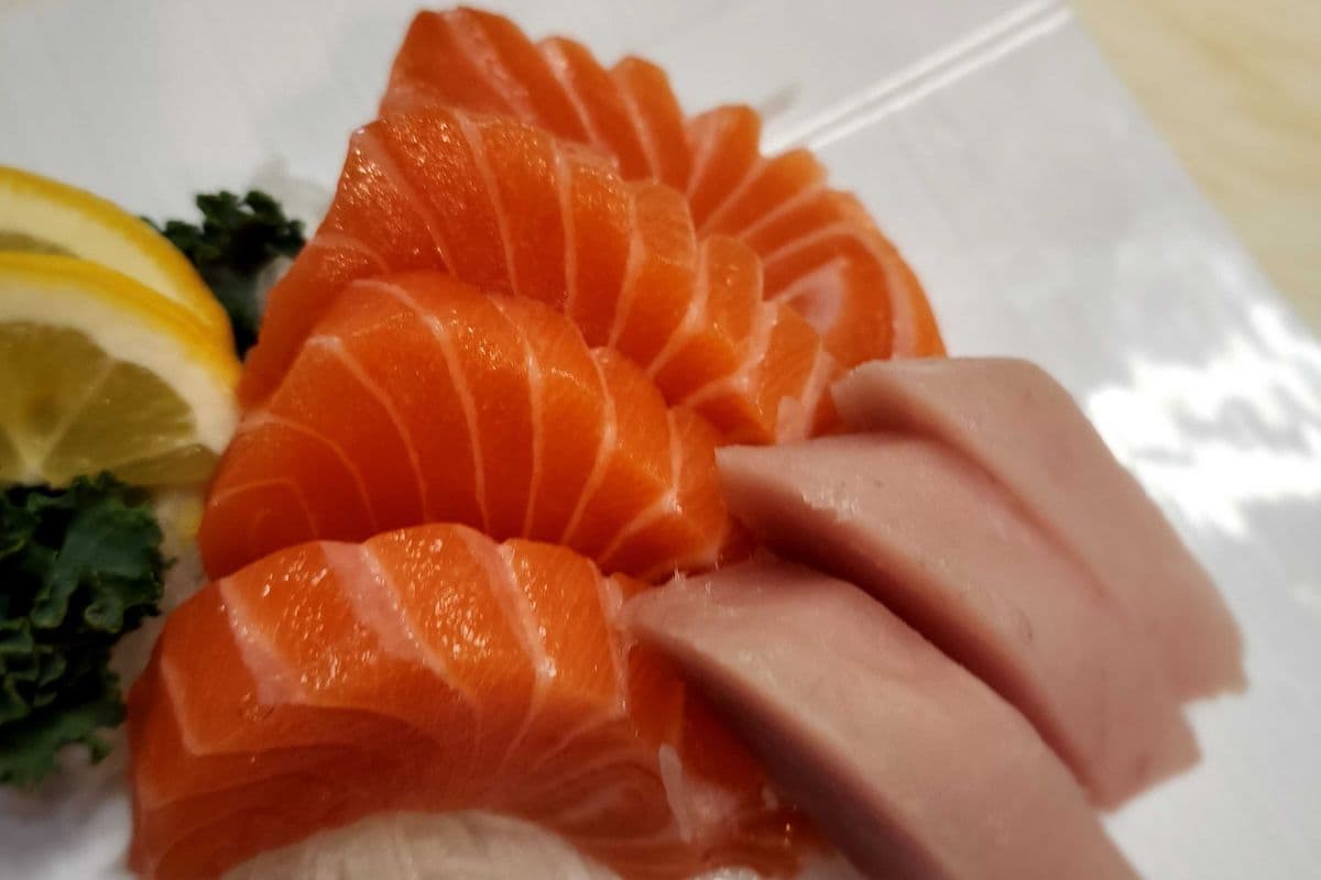 Tuna and Salmon Sashimi (7 pcs)