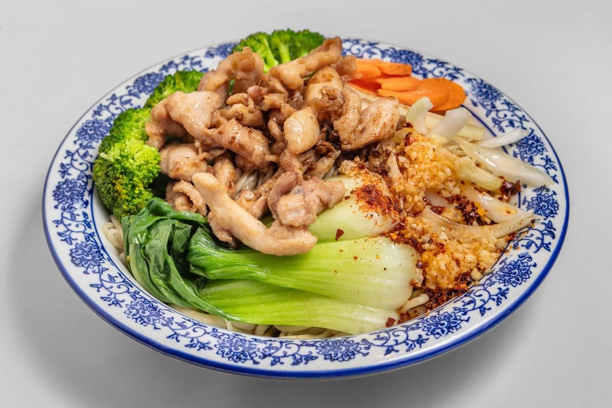 Cold hand-pulled noodles with chicken and vegetables