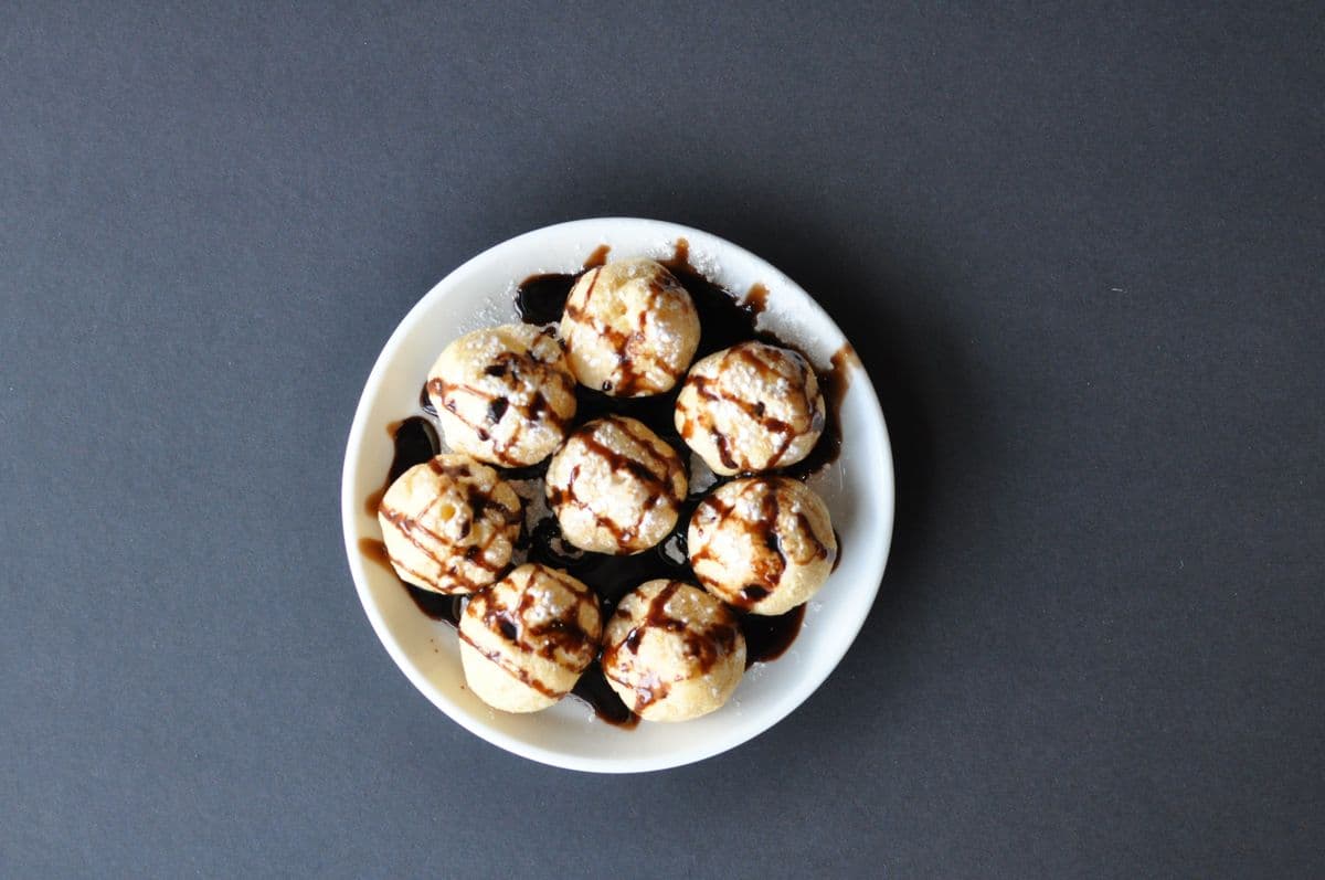 F26. Cream Puffs (8 pcs)
