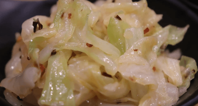 Salade au chou aigre-doux / Sweet-and-Sour Cabbage Salad
