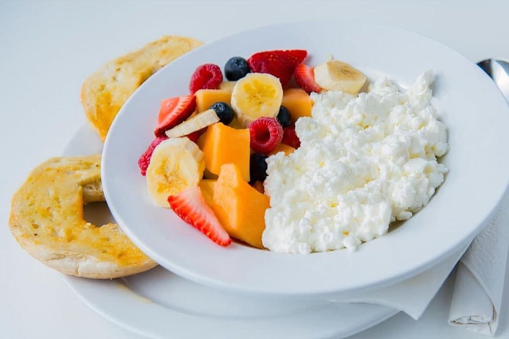 Bagel ou rôties, Fruits Frais et Fromage Cottage/ Bagel Fresh Fruits and Cottage Cheese