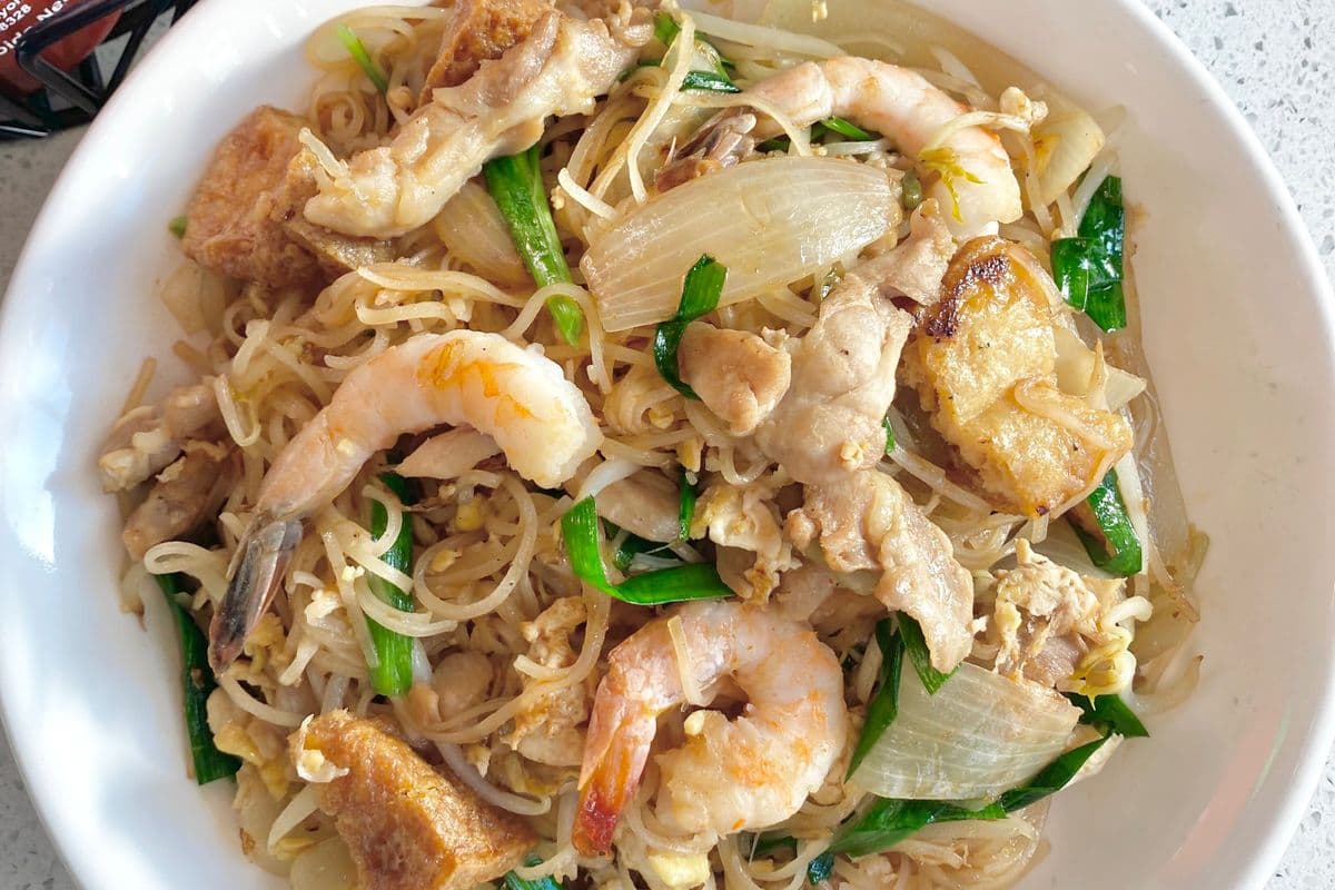F8. Pad Thai Style Stir-Fry Rice Noodles with Chicken & Shrimp (Pad-Thai Hu Tieu Xao Ga, Tom, and Trung va Dau Hu)