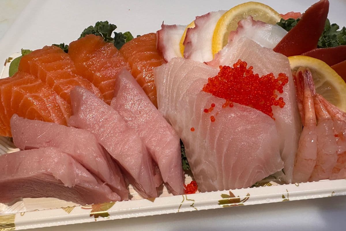 D15.Deluxe Assorted Sashimi (20 pcs)