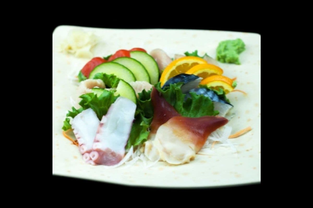 J11. Deluxe Sashimi (18 pcs)