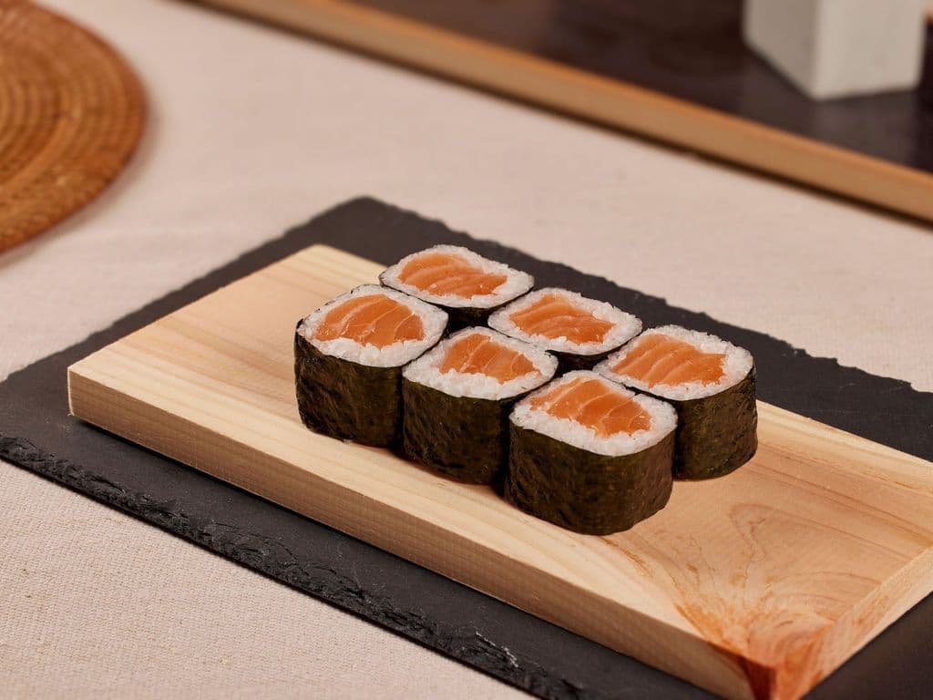 Salmon Roll (8pcs)
