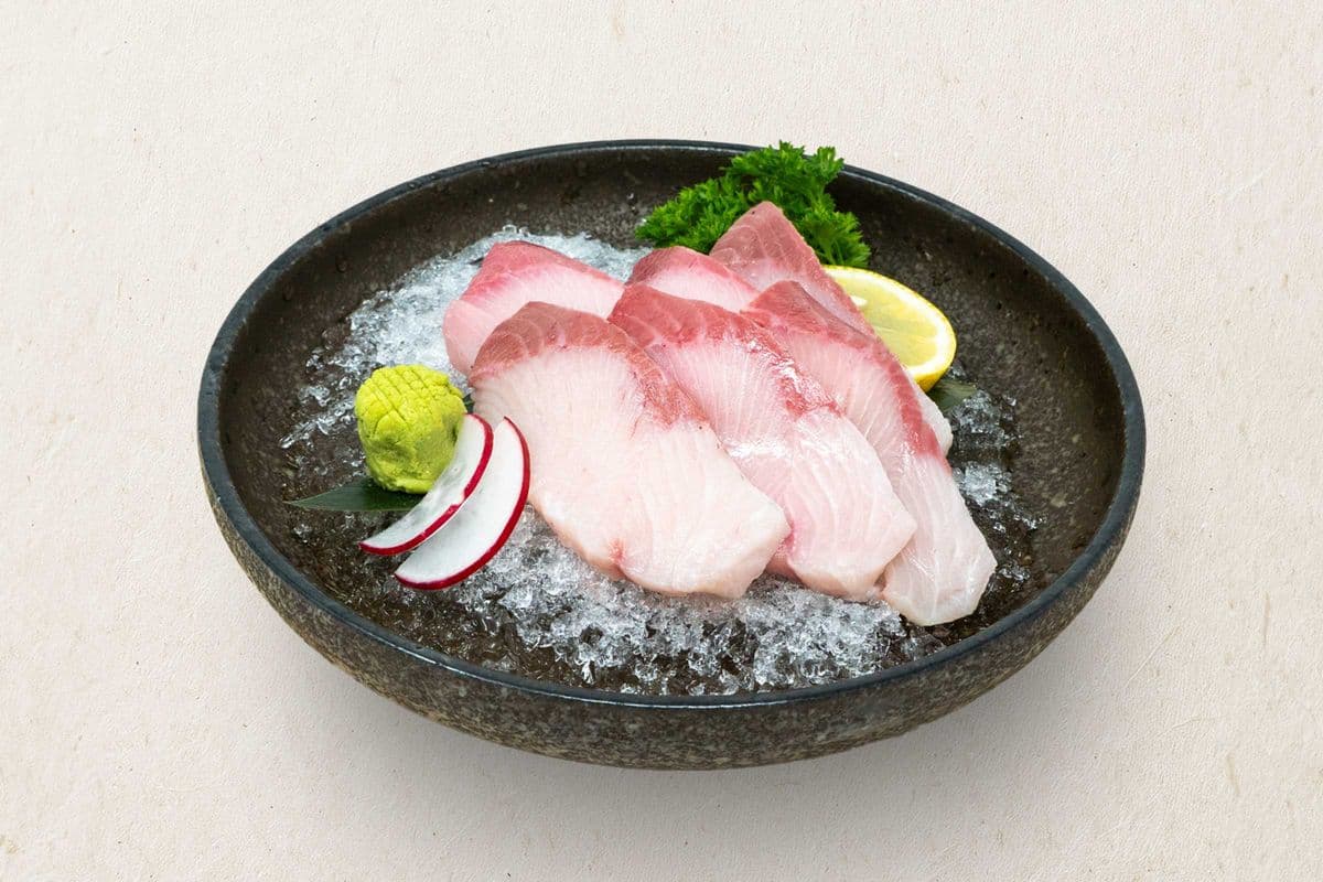 Hamachi Sashimi (6 pcs)