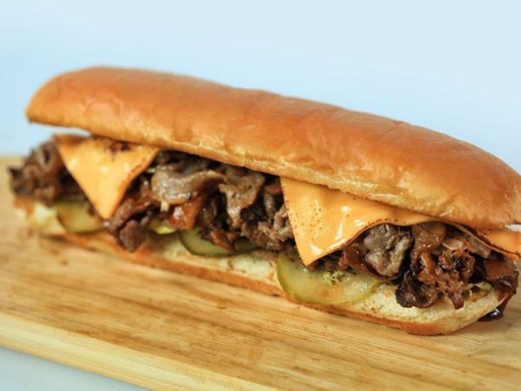 Le Classique Steak Fromage / The Classic Cheesesteak