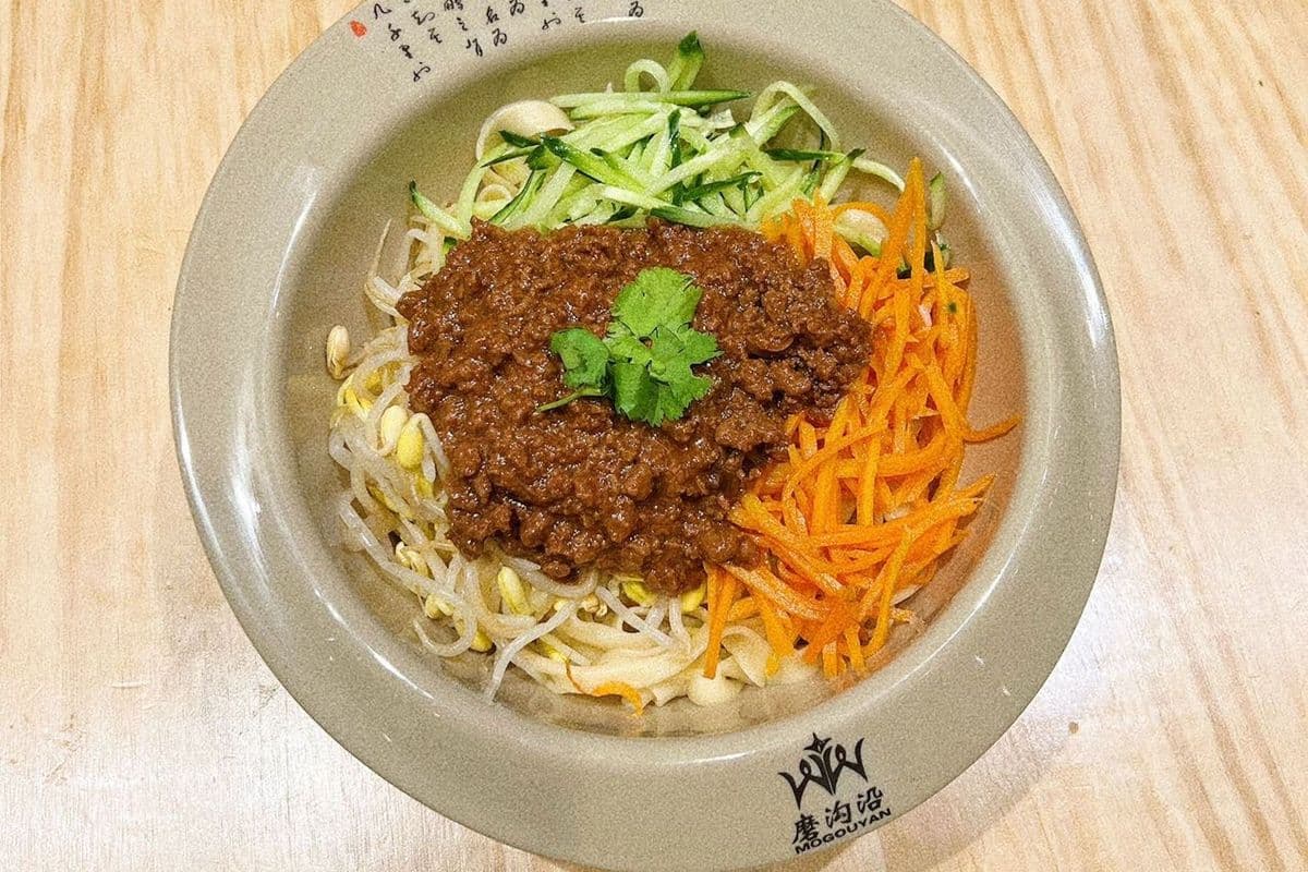 D02. Thin Flat Noodles with Minced Beef Paste 牛肉炸醬麵 (Regular 常規)