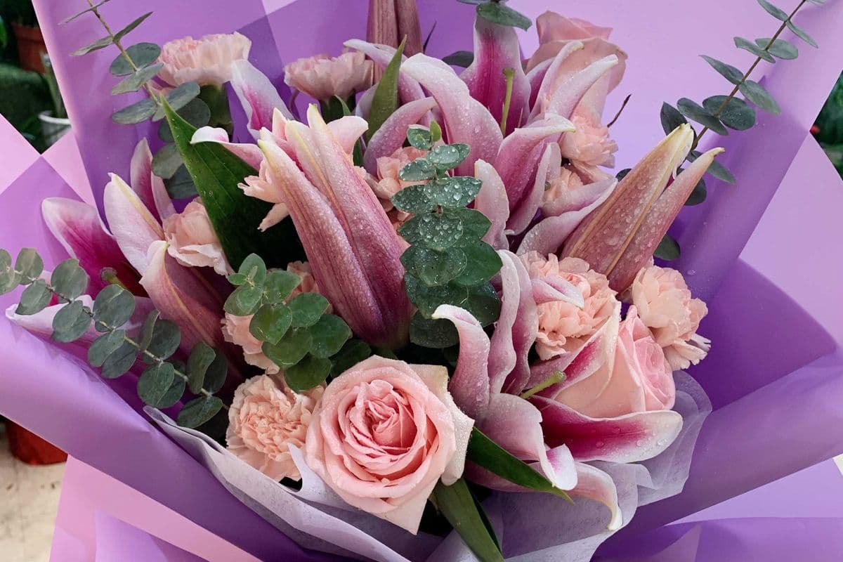 Random Variegated Roses 母亲节百合玫瑰康乃馨花束