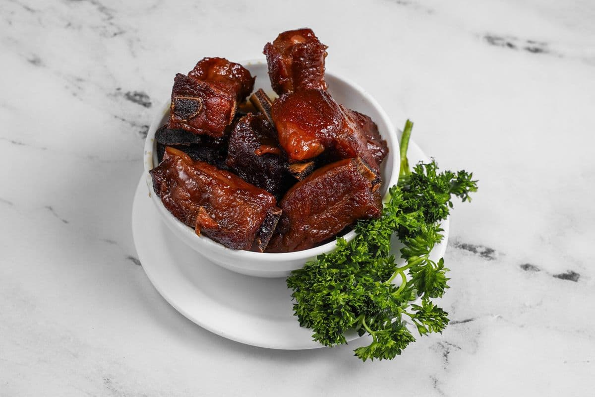 Côtelettes de porc avec sauce brune / Spare Ribs with Brown Gravy Sauce