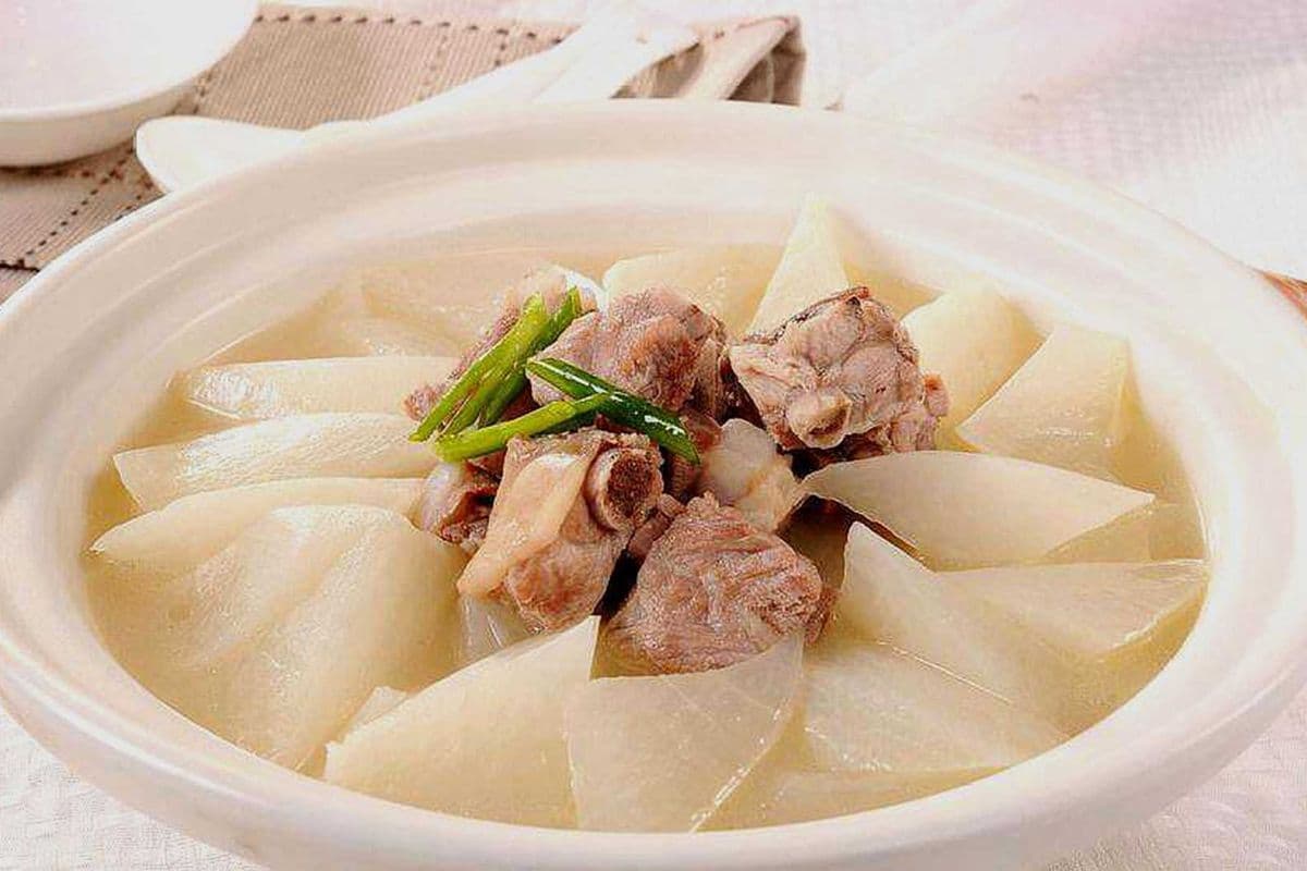5. Pork Ribs Soup with White Radish (萝卜排骨汤)