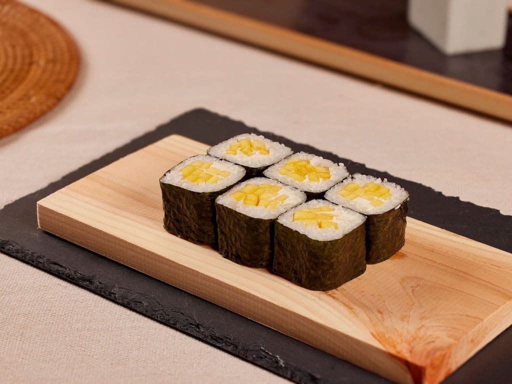 Cheese Mango Roll (8pcs)