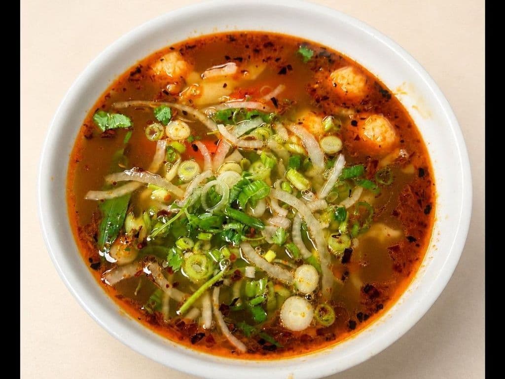 440. Hue Style Spicy Seafood Vermicelli Soup (Bun Bo Hue Do Bien)