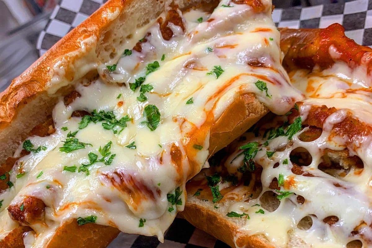 Sous-marin chaud au poulet parmisiana 14" / 14" Hot Chicken Parmigiana Sub