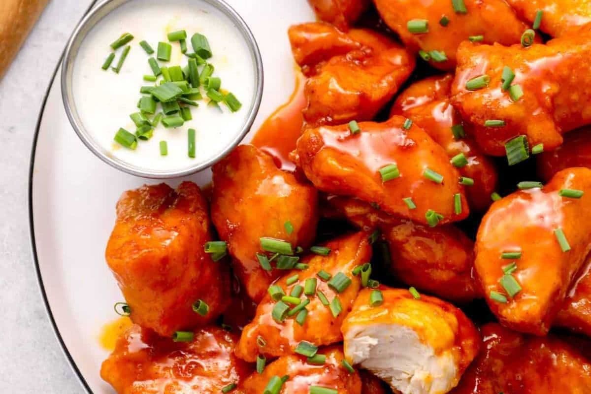 Boneless Wings (1.5 lbs) + Garlic Bread