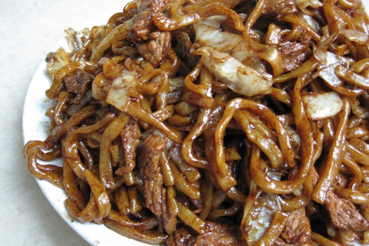 P12. Shanghai-Style Fried Noodles 上海粗炒