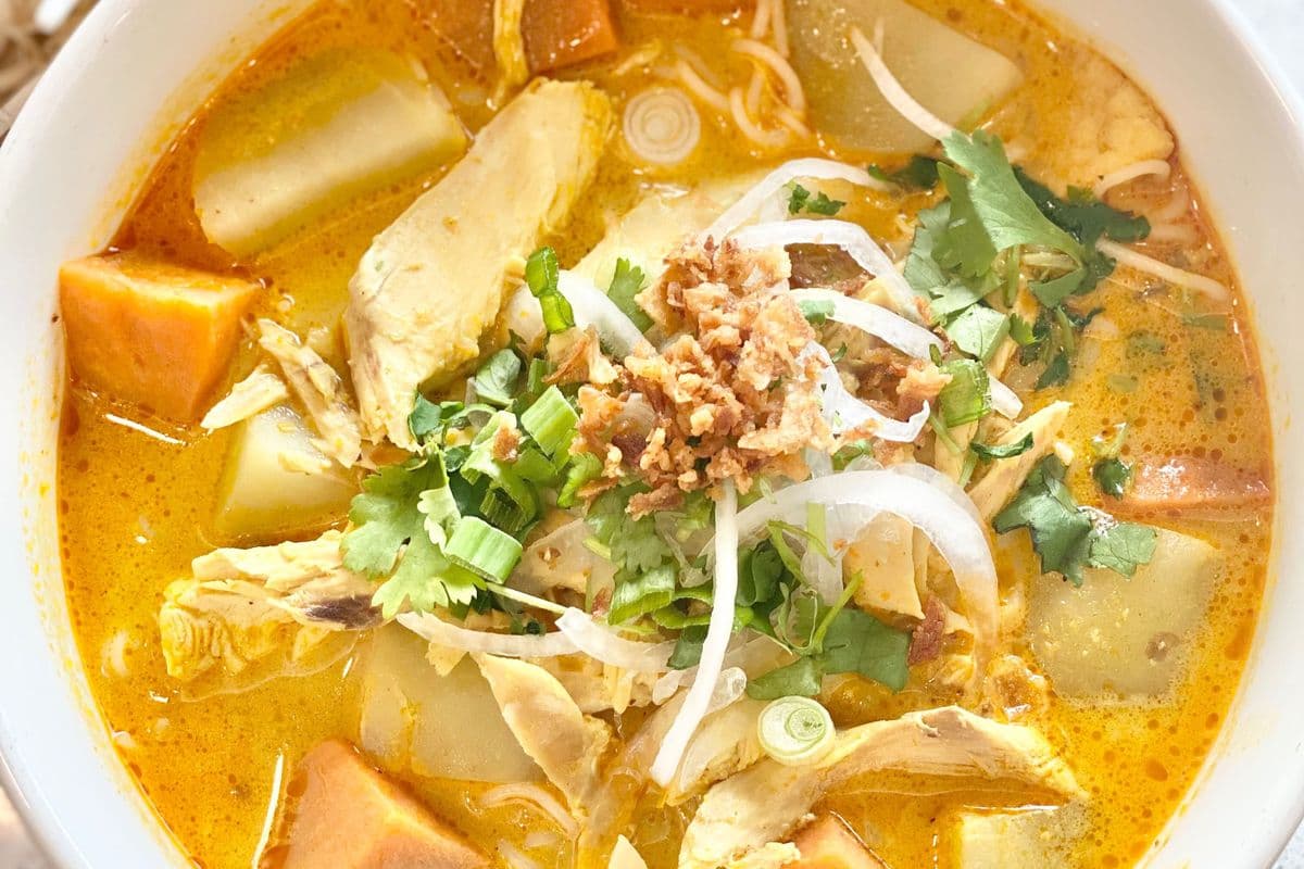 TS7. Viet-Style Chicken Curry in Vermicelli Noodle Soup (Bun Ca Ri Ga)