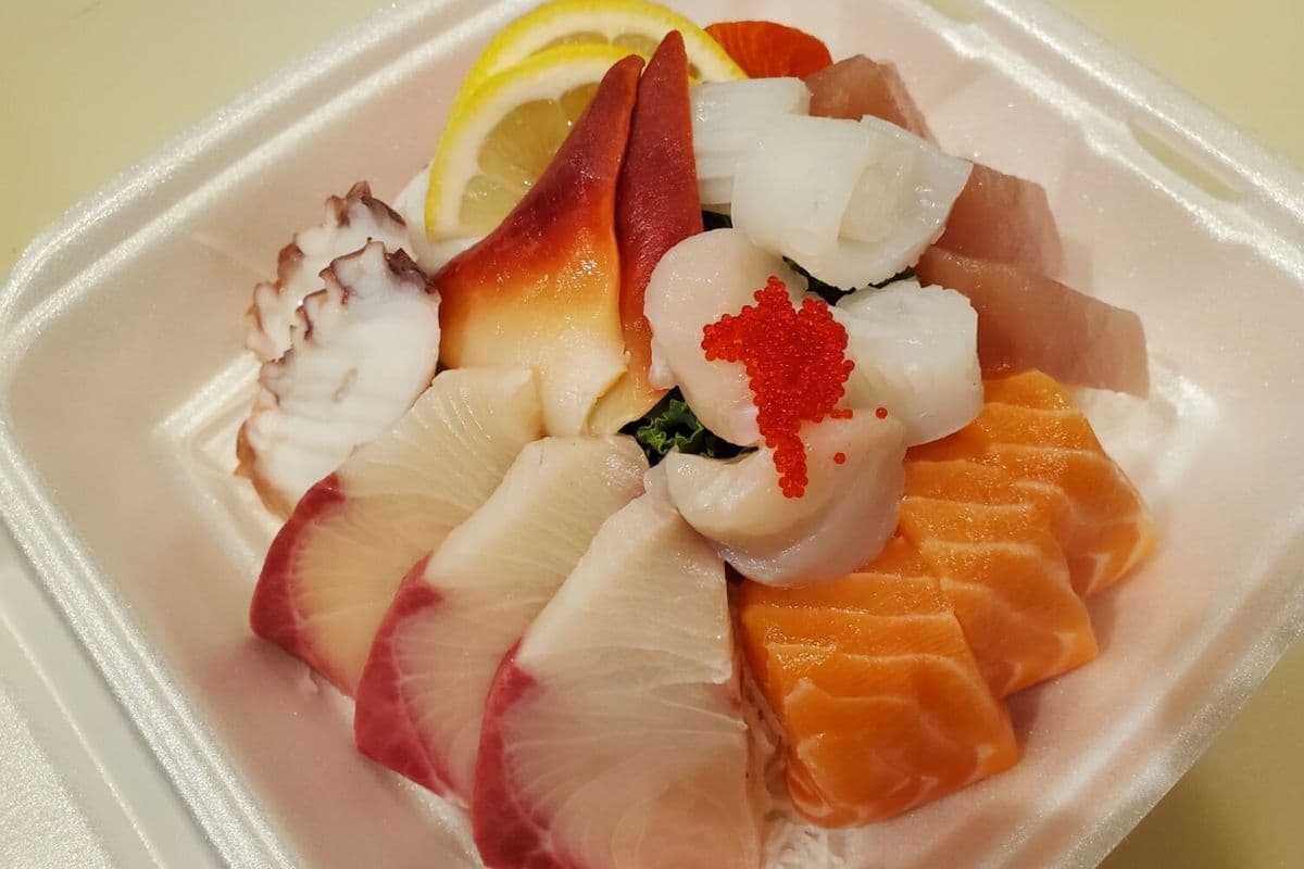 Deluxe Sashimi (18 pcs)