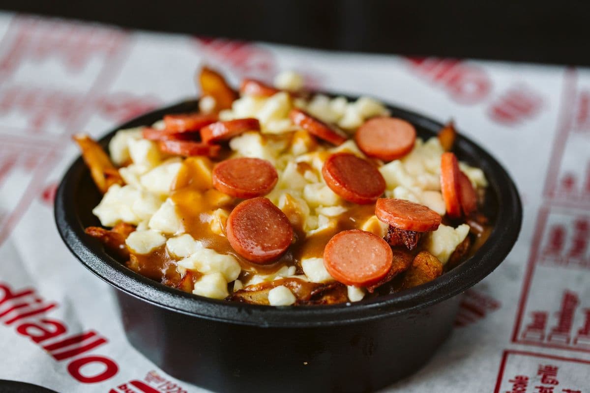 Petite poutine avec saucisses à hot dog