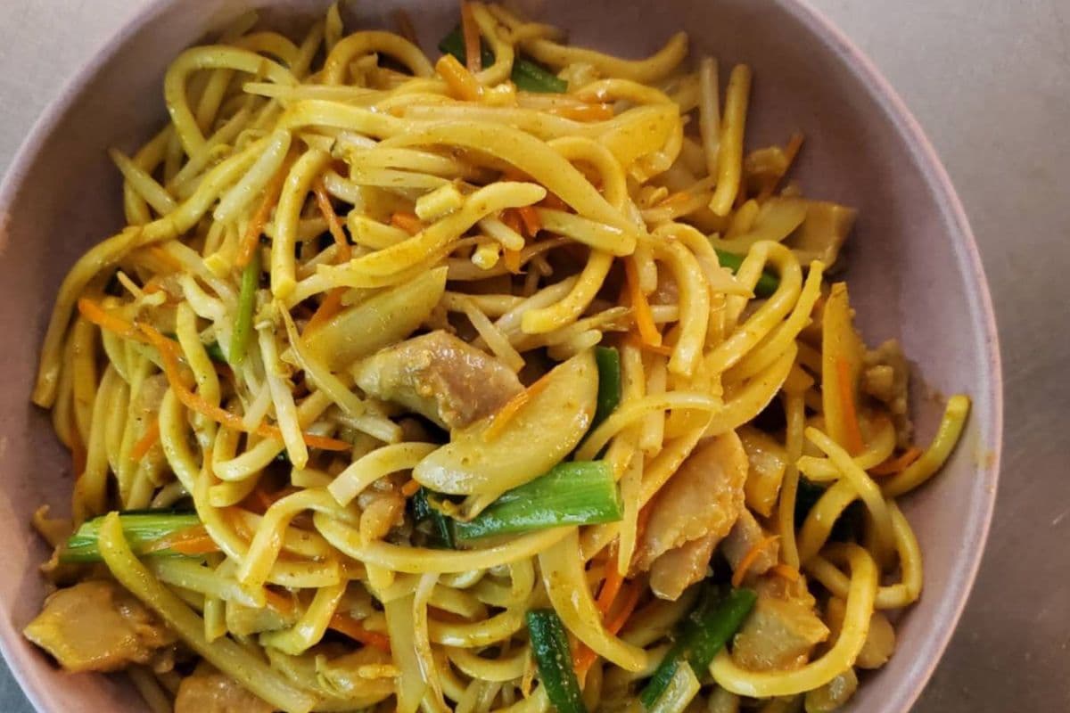 Curry Chicken Stir-Fried House-Made Noodles (咖喱鸡肉炒面)