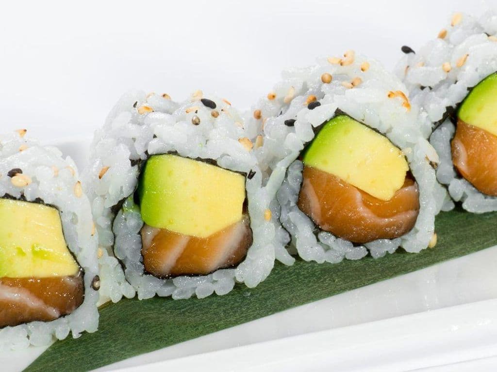 M06 Avocado Salmon Roll (6 pcs)