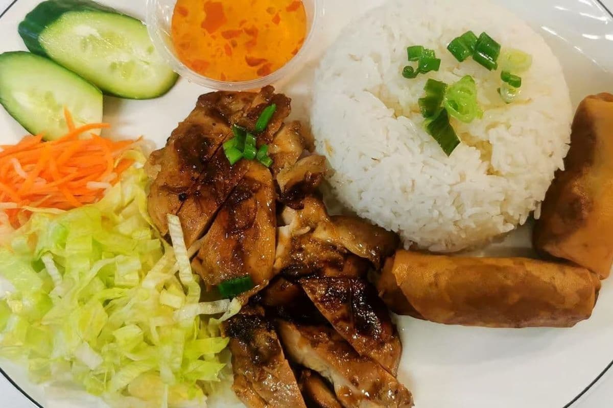 # 16 Poulet grillé servi avec riz salade et rouleau impérial / Grilled Chicken Served with Rice, Salad and Imperial Rolls